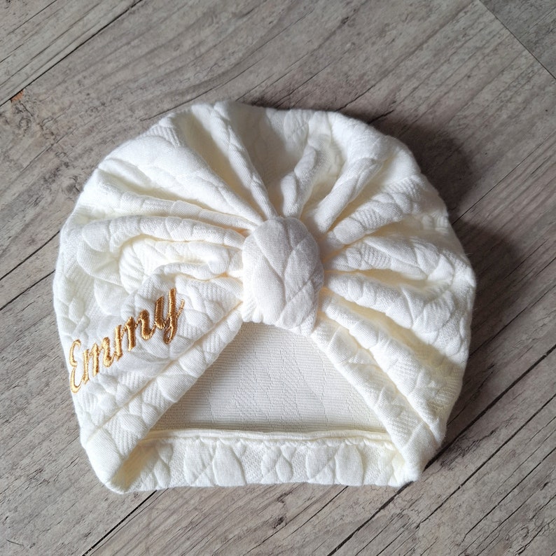 Turban bonnet brodé prénom personnalisé bébé, enfant, adulte noeud, buns ou simple en tissu matelassé torsadés chaud hiver image 1