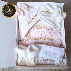CAJA COMPLETA: Manta Minky + turbante nudo minky + edredón con lazo + pantuflas + protector de libreta con lazo personalizado con el nombre del bebé bordado