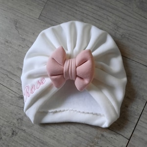 パーソナライズされた女の子の赤ちゃん用ターバン - 名前が刺繍された帽子、ベビーシャワーの出産祝い