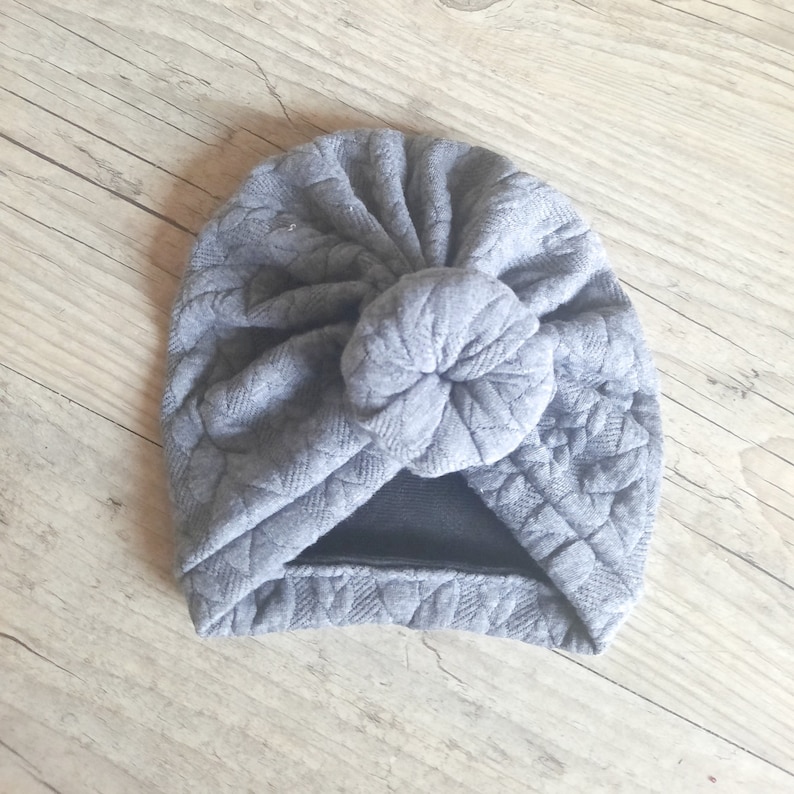 Turban bonnet brodé prénom personnalisé bébé, enfant, adulte noeud, buns ou simple en tissu matelassé torsadés chaud hiver image 5