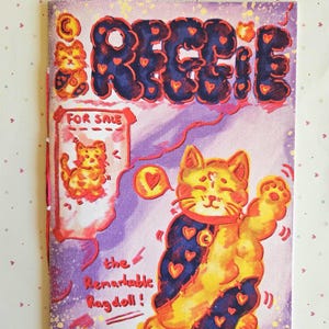 Puede incluir: Un letrero de madera hecho a mano con la palabra "Bienvenido" en una fuente juguetona. El letrero está pintado de blanco con un acabado envejecido y presenta un diseño floral en tonos rosas y verdes. Mide aproximadamente 30 cm de ancho.