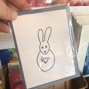 Ein Hase liebt dich Karte, handgestempeltes weißes Kaninchen mit rosa Herz