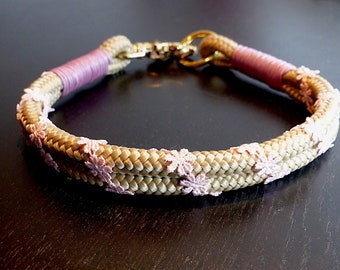 Romantisches Halsband für Hundemädchen mit Ledertakelung und Wirbelkarabiner