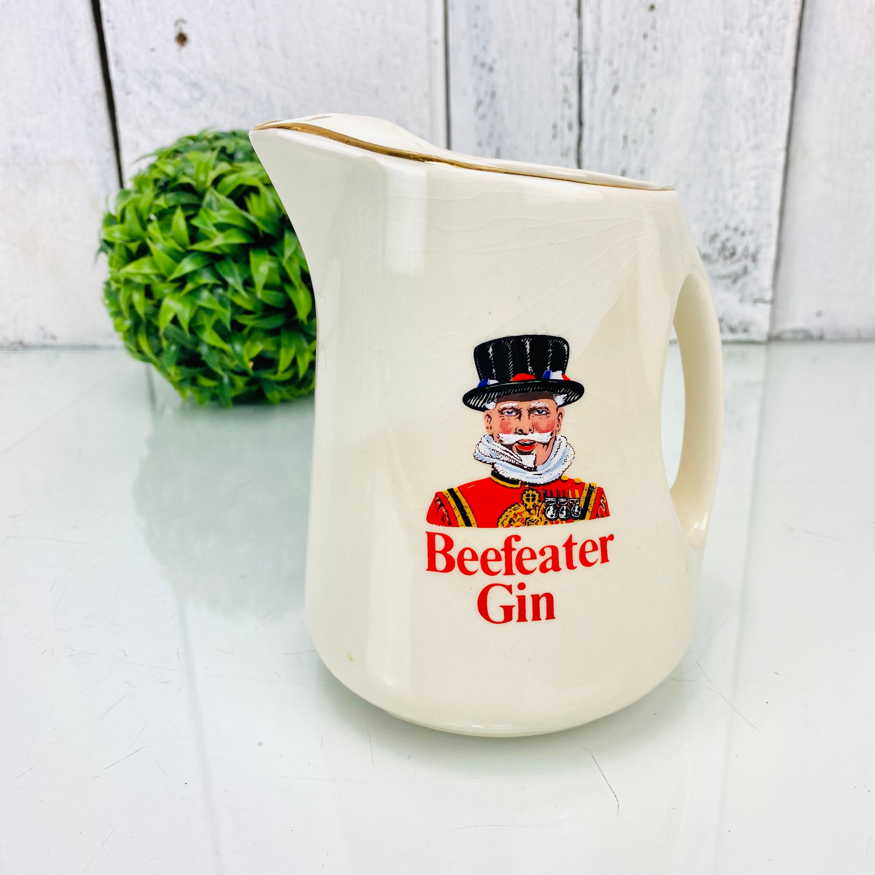 Beefeater Vintage Wade England Beefeater Gin 6" 24 oz Pitcher With Gold Trim Very Good 