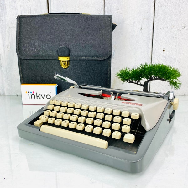 Vintage Royal Signet Typewriter Whit Case