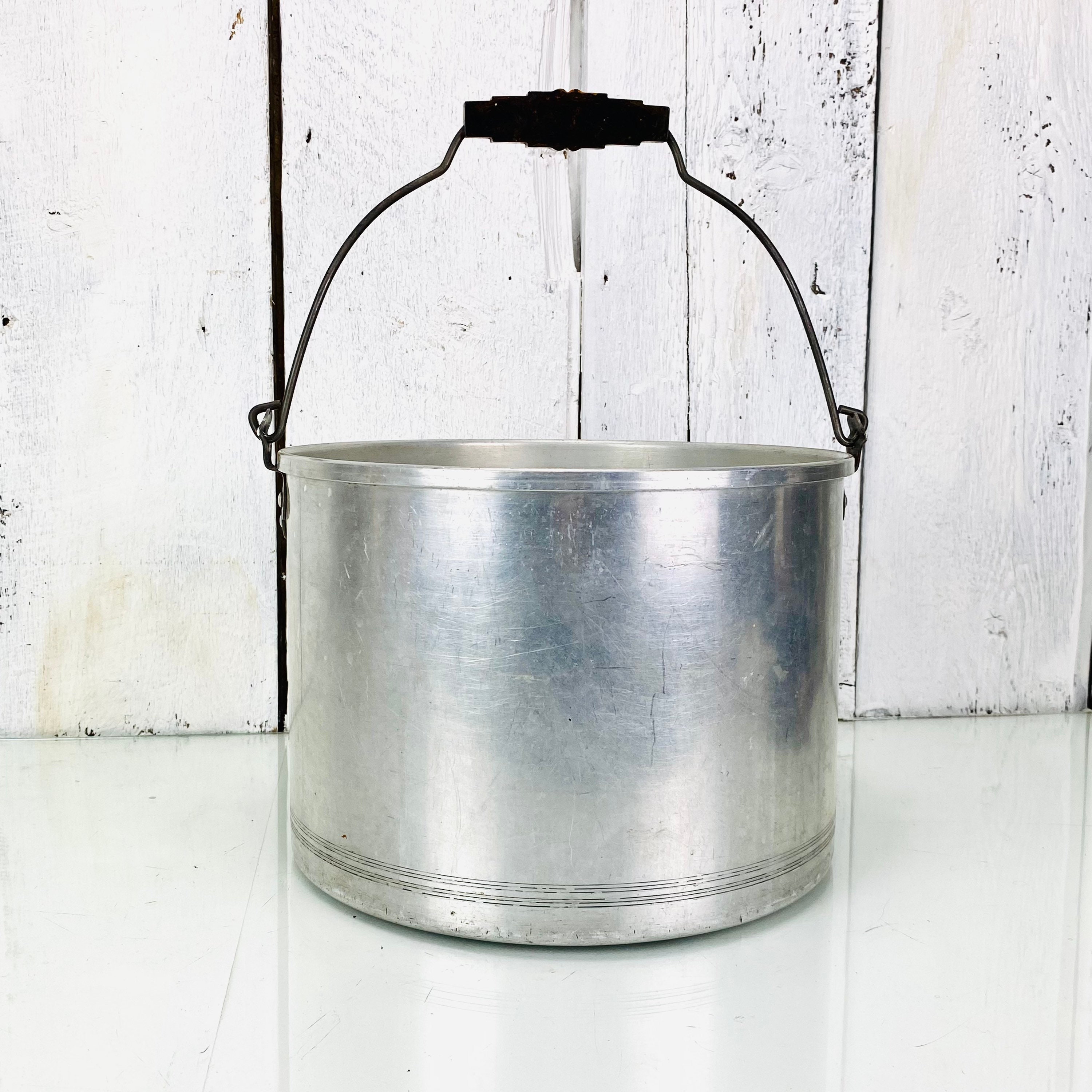 Vintage Large Aluminium Pot Whit Bakelite Handle 