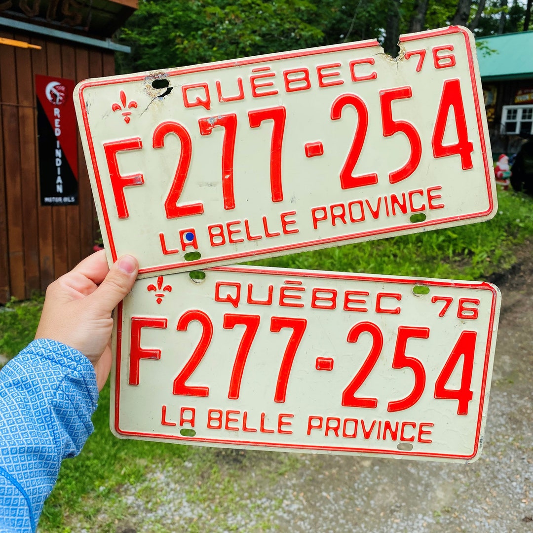 Vintage Double Quebec License Plate 1976, Vintage White and Red Licence
