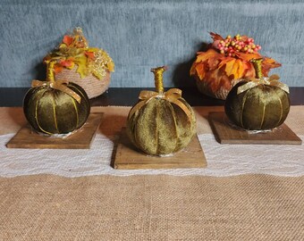 Small velvet pumpkins set with wooden plaques and fairy lights