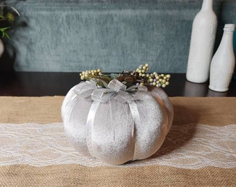 Velvet Pumpkin Centerpiece silver with ribbon
