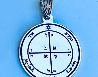 May include: A silver pendant with a white background and black Hebrew lettering. The pendant features a star of David and a cross. The text on the pendant reads "מְחַץ", "S", "עַל-יְמִינְךָ", "ப", "ביוֹם-אַסוֹ", "¼", "ג", "ப", "AL", "ל", "+", "מְלָכִים.", "ר".