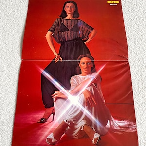 Puede incluir: Una taza de cerámica blanca con un asa negra y el texto "But First, Coffee" en negro y negrita. La taza está sobre una superficie de madera. La taza mide aproximadamente 10 cm de alto.