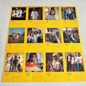 Op de afbeelding: Een set van 12 vintage kalenderkaarten met een andere foto voor elke maand van het jaar 1978. De kaarten zijn geel met rode en zwarte tekst. Elke kaart toont een andere groep mensen, sommige met muziekinstrumenten, en de maand en het jaar.