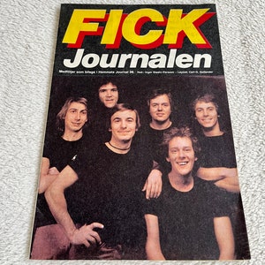 Könnte beinhalten: Ein Magazincover mit dem Titel "FICK Journalen" in roten und gelben Buchstaben. Das Cover zeigt eine Gruppe von sechs jungen Männern, alle in schwarzen Hemden, die in die Kamera schauen.