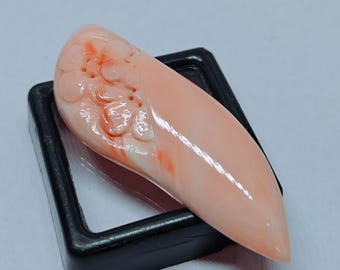 Natuurlijke Japanse roze koraal bloemvormige edelsteen: Sieradenkunst en ambacht voor liefhebbers van houtsnijwerk.