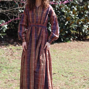 vestido antiguo a cuadros de seda de la década de 1860