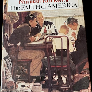Peut inclure: Couverture de livre avec une peinture de Norman Rockwell intitulée "The Faith of America". L'œuvre représente un groupe de personnes autour d'une table, dans un cadre de restaurant. L'œuvre présente un groupe diversifié d'individus.