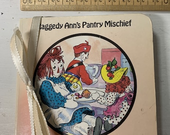 Livre miniature. Livre cartonné. Les méfaits du garde-manger de Raggedy Ann, Chatham River Press, 1984.