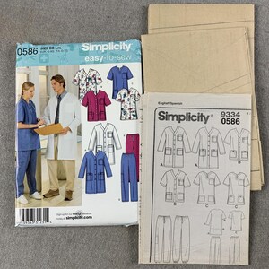 Peut inclure: Patrons de couture Simplicity pour blouses de laboratoire et tenues médicales. Les patrons présentent différents styles de hauts et de pantalons de différentes couleurs, dont le bleu, le blanc et le bordeaux. Le paquet comprend des pièces de patron et des instructions.