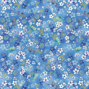 Puede incluir: Un patrón floral azul con flores blancas, moradas y azules, mariposas doradas y hojas verdes. El diseño es denso, creando una apariencia texturizada. El fondo es un degradado de azul claro a oscuro.