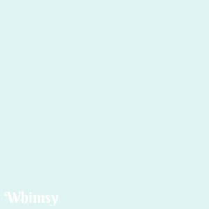 Puede incluir: Un fondo azul claro con la palabra "Whimsy" en una fuente cursiva en la esquina inferior izquierda. El fondo es de un color pastel suave y sólido.