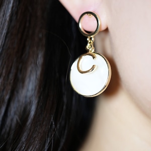 Boucle d'oreille tendance asiatique, boucle d'oreille pendante en or, boucle d'oreille CD lettre coquillage, boucle d'oreille ronde blanche, boucle d'oreille fête, cadeau femme fille femme pour elle