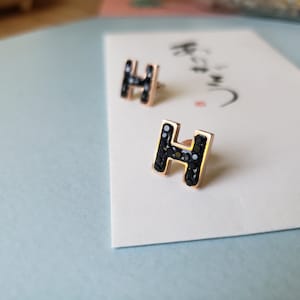 Pendiente de tendencia asiática, pendiente de titanio con botón, pendiente con la letra H, pendiente negro delicado, lindo pendiente pequeño, regalo para mujer, niña y esposa