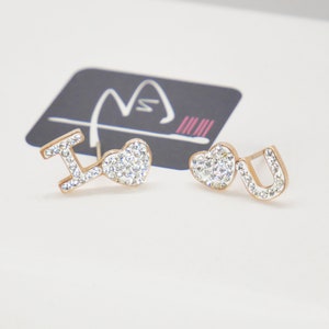 Brinco da moda asiática, brinco eu te amo, pino pequeno de titânio, brinco de coração de cristal, brinco de letra incompatível, presente feminino e feminino para ela