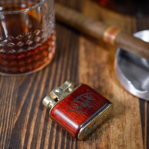 Encendedor de madera de estilo vintage, regalo de iniciador de fuego grabado, encendedor de llama retro, accesorio para fumar personalizado, accesorio para fumar retro
