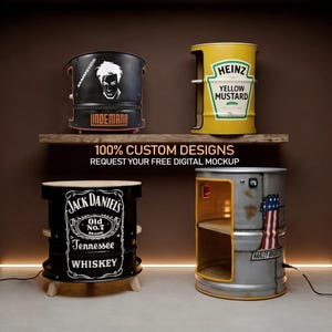 Può includere: Quattro mobili personalizzati a forma di botte. Uno è nero con una grafica bianca e il nome "LINDEMANN". Un altro è giallo con un'etichetta "HEINZ Yellow Mustard". Un terzo è nero con un'etichetta "Jack Daniel's Whiskey". L'ultimo è argento con un design Harley-Davidson.