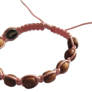 Bracelet de prière pour femme beige en bois d'olivier de Medjugorje Médaille de la Vierge Marie + carte sacrée