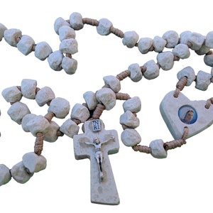 Rozenkrans HANDGEMAAKT van stenen katholieke beige rozenkransen uit Medjugorje 17,5&#39;&#39; + TAS