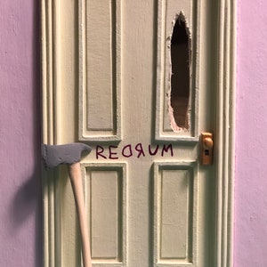 Porte Redrum | Le diorama artisanal Shining Inspired | Scène de porte miniature avec hache | Souvenirs de films d&#39;horreur |