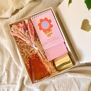 Caixa de presente de autocuidado Live Happy, inclui vaso de vidro, buquê de flores secas, porta-velas e calendário de afirmações em uma caixa de presente de luxo