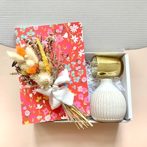 Confezione regalo: vaso in ceramica, bouquet di fiori secchi e portacandele dorato, quaderno floreale, regalo premuroso per lei, regalo di compleanno o per un nuovo lavoro.