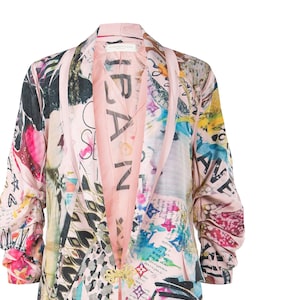Chaqueta con estampado de arte callejero para mujer, blazer con mangas con volantes y purpurina dorada: estilo y brillo para un look único.