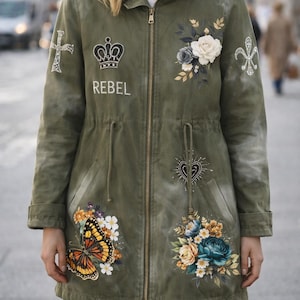 Parka militare donna dipinto a mano con stampa rilievo vintage Save the Planet giacca artistica cotone bio patch strass pezzo unico