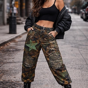Dambyxor med kamouflagemönster, handmålade med guldfolie, återvunna militärbyxor, kamouflage-cargobyxor med stjärnstrass, unik streetwear