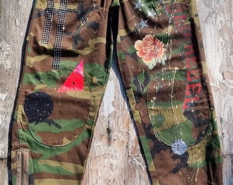 Pantaloni mimetici CARGO con applicazioni e strass, pantaloni militari da donna camo dipinti a mano pezzi unici, pantaloni stile esercito