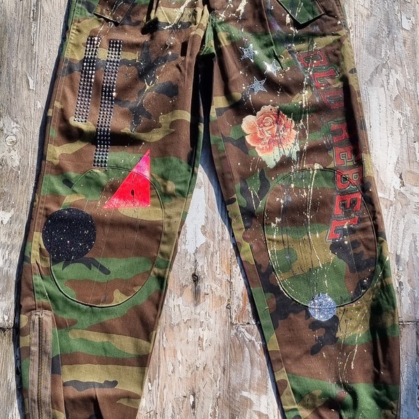 Pantaloni mimetici CARGO con applicazioni e strass, pantaloni militari da donna camo dipinti a mano pezzi unici, pantaloni stile esercito