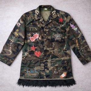 Giacca Mimetica Upcycled con Piume di Struzzo, Giacca Militare, Moda Mimetica, Camo chic: Giacca Mimetica originale rivisitata Fashion Style