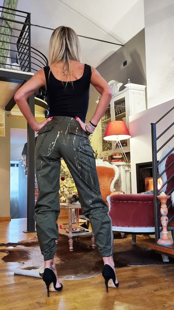 Girls wearing cargo pants 2025