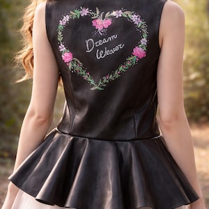 Gilet in Ecopelle Dipinto Curvy  a Mano Donna – Cuore Floreale con Strass, Gilet Biker con Balza, Pezzo Unico Artigianale con Rouge e Balze