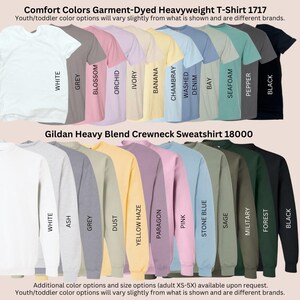 Puede incluir: Un gr&aacute;fico que muestra las opciones de color para las sudaderas con cuello redondo Gildan Heavy Blend y las camisetas de peso pesado te&ntilde;idas en prenda Comfort Colors. Los colores incluyen blanco, ceniza, gris, polvo, neblina amarilla, parang&oacute;n, rosa, azul piedra, salvia, militar, bosque, negro, flor, orqu&iacute;dea, marfil, pl&aacute;tano, Chambray, mezclilla lavada, bah&iacute;a, espuma de mar y pimienta.