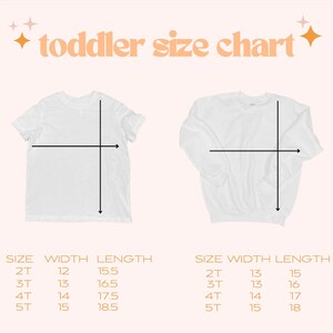 Puede incluir: Una tabla de tallas para ropa de ni&ntilde;os peque&ntilde;os, que muestra las medidas de ancho y largo para camisetas y sudaderas en tallas 2T, 3T, 4T y 5T. La tabla est&aacute; impresa en color marr&oacute;n claro sobre un fondo blanco.