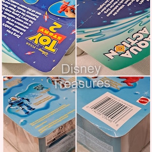 Pode incluir: Uma figura de a&ccedil;&atilde;o de pl&aacute;stico azul e branco do Buzz Lightyear do filme Toy Story 2. A figura est&aacute; segurando uma arma de &aacute;gua e est&aacute; em p&eacute; em um fundo azul e branco. A embalagem &eacute; azul e branca e tem as palavras "Aqua Action" e "Toy Story 2" nela.