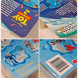 Peut inclure: Figurines Aqua Action de Toy Story 2, comprenant Buzz l'&Eacute;clair, Woody et Rex. Les figurines sont bleues, vertes et rouges. L'emballage est bleu et vert avec un code-barres et les mots "Aqua Action" et "Toy Story 2".
