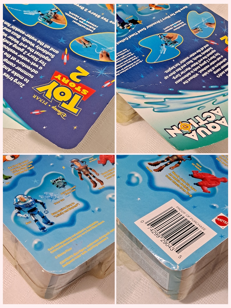 Peut inclure: Figurines Aqua Action de Toy Story 2, comprenant Buzz l'&Eacute;clair, Woody et Rex. Les figurines sont bleues, vertes et rouges. L'emballage est bleu et vert avec un code-barres et les mots "Aqua Action" et "Toy Story 2".