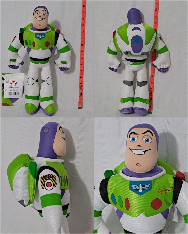 Puede incluir: Un juguete de peluche Buzz Lightyear verde y blanco con detalles morados. El juguete tiene una cabeza grande con una cara sonriente y un parche negro en el ojo. El juguete lleva un traje espacial verde y blanco con un parche amarillo que dice "SPACE RANGER". El juguete est&aacute; de pie sobre una superficie blanca.