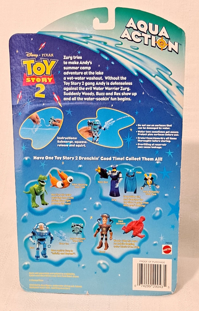 Peut inclure: Figurines Toy Story 2 Aqua Action, comprenant Woody, Buzz l'&Eacute;clair, Rex et Zurg. Les figurines sont activ&eacute;es par l'eau et pr&eacute;sentent un fond bleu et vert avec des &eacute;toiles. Le dos de l'emballage comprend des instructions d'utilisation et un avertissement concernant le remplissage excessif du r&eacute;servoir.