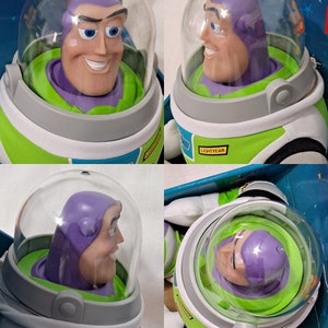 K&ouml;nnte beinhalten: Ein Pl&uuml;schtier von Buzz Lightyear aus der Toy Story-Reihe. Das Spielzeug tr&auml;gt einen gr&uuml;n-wei&szlig;en Raumanzug mit einer durchsichtigen Plastikkuppel &uuml;ber dem Kopf. Das Spielzeug sitzt mit ausgestreckten Armen. Das Spielzeug ist auf der Vorderseite seines Anzugs mit "LIGHTYEAR" beschriftet.